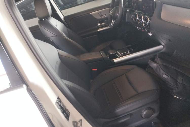 Used Mercedes-Benz GLA 2023 Facelifted GLA 200 Right Front Seat