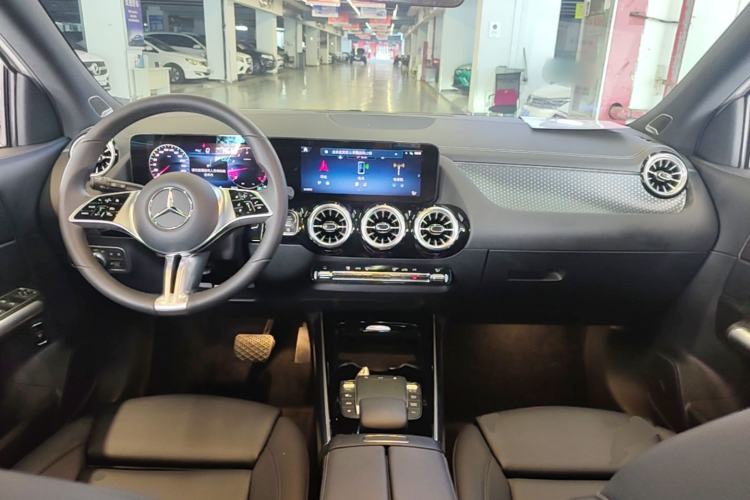 Used Mercedes-Benz GLA 2024 GLA 220 Center Console