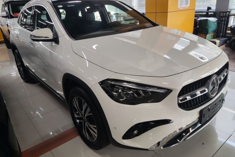 Used Mercedes-Benz GLA 2024 GLA 220 Front Right 45 Deg