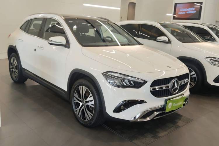Used Mercedes-Benz GLA 2024 GLA 220 Front Right 45 Deg