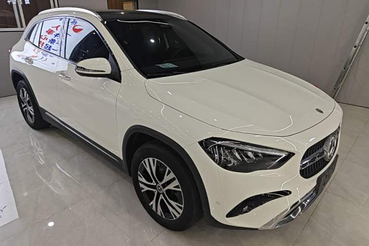 Used Mercedes-Benz GLA 2024 GLA 220 Front Right 45 Deg