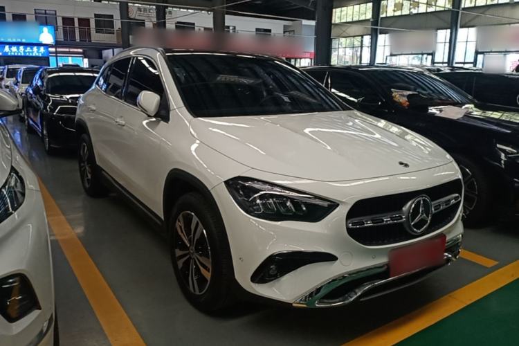 Used Mercedes-Benz GLA 2024 GLA 200 Front Right 45 Deg