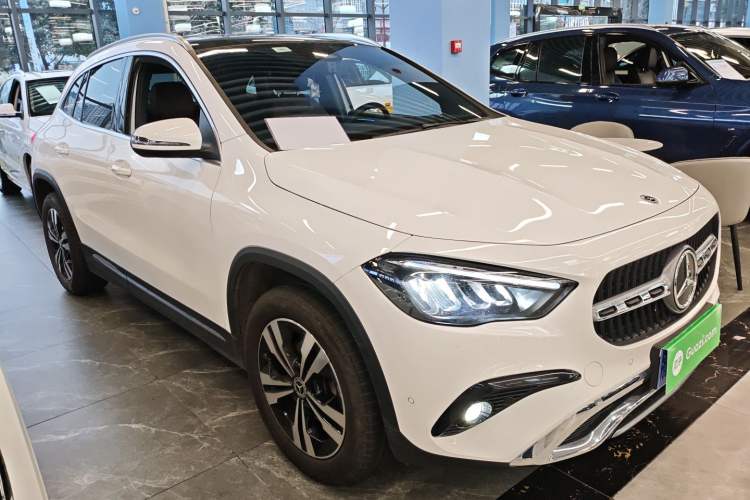 Used Mercedes-Benz GLA 2024 GLA 200 Front Right 45 Deg