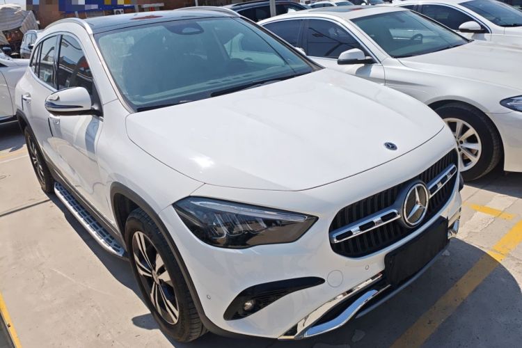 Used Mercedes-Benz GLA 2024 GLA 200 Front Right 45 Deg