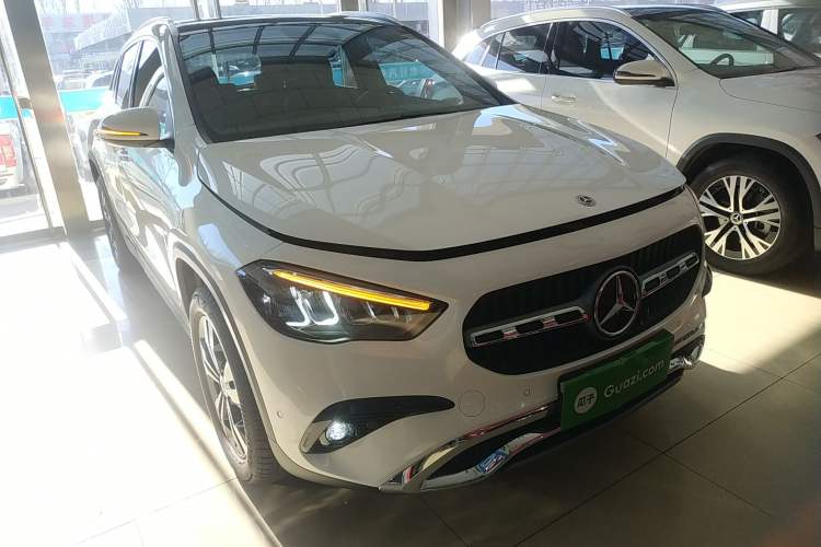Used Mercedes-Benz GLA 2024 GLA 200 Front Right 45 Deg
