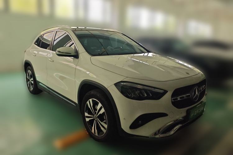 Used Mercedes-Benz GLA 2024 GLA 200 Front Right 45 Deg