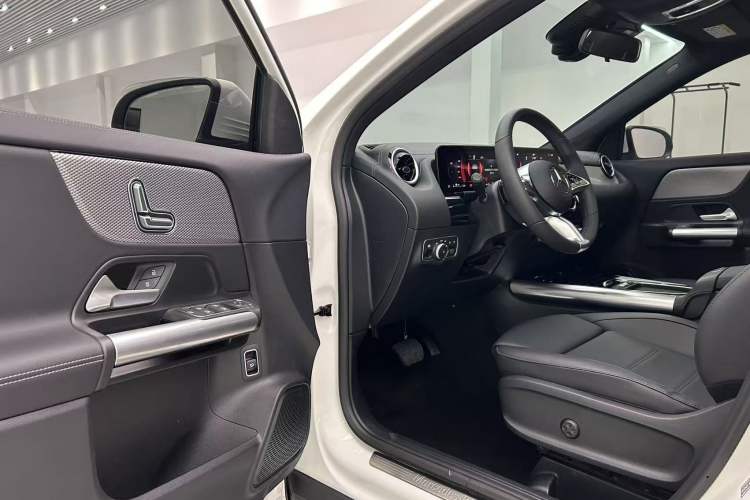 Used Mercedes-Benz GLA 2024 GLA 200 Interior 5