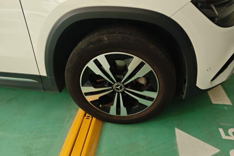 Used Mercedes-Benz GLA 2024 GLA 200 Right Front Wheel Hub