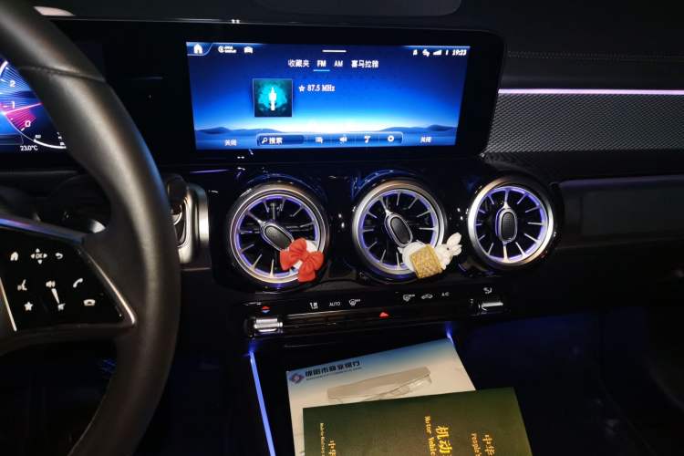 Used Mercedes-Benz GLB 2025 GLB 200 Dynamic Edition Audio And AC Panel