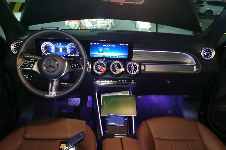 Used Mercedes-Benz GLB 2025 GLB 200 Dynamic Edition Center Console
