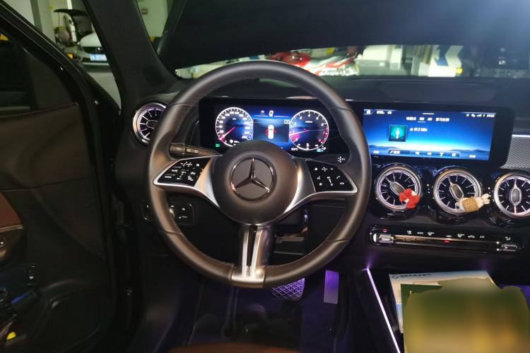 Used Mercedes-Benz GLB 2025 GLB 200 Dynamic Edition Steering Wheel