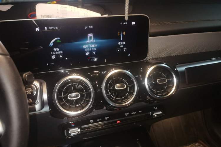 Used Mercedes-Benz GLB 2020 GLB 180 Dynamic Edition Audio And AC Panel