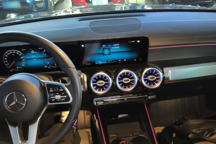 Used Mercedes-Benz GLB 2020 GLB 200 Dynamic Edition Center Console