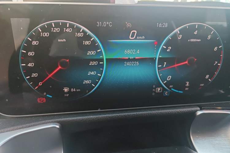 Used Mercedes-Benz GLB 2020 GLB 180 Fashion Model Odometer Close Up