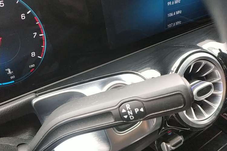 Used Mercedes-Benz GLB 2020 Facelift GLB 200 Fashion Edition Gear Lever