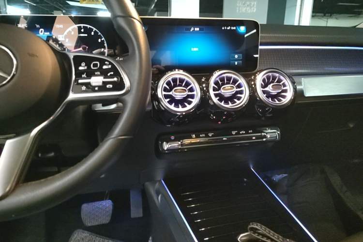 Used Mercedes-Benz GLB 2020 GLB 200 Dynamic Edition Audio And AC Panel