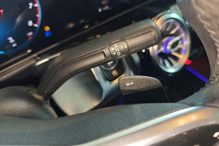Used Mercedes-Benz GLB 2020 Updated GLB 200 Dynamic Edition Gear Lever