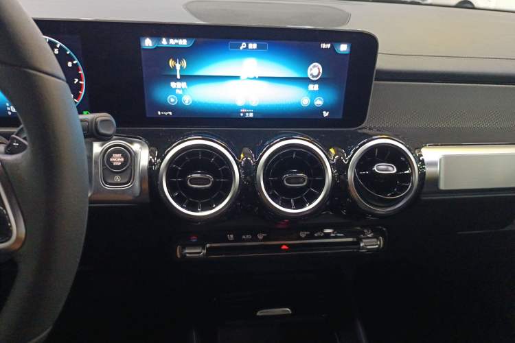 Used Mercedes-Benz GLB 2020 GLB 180 Dynamic Edition Audio And AC Panel