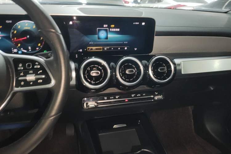 Used Mercedes-Benz GLB 2020 GLB 180 Dynamic Edition Audio And AC Panel