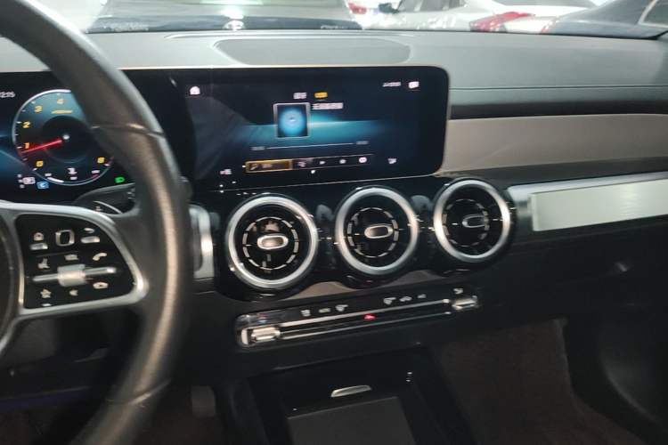 Used Mercedes-Benz GLB 2020 GLB 180 Dynamic Edition Center Console