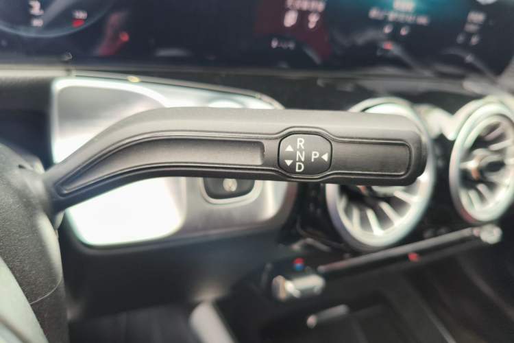 Used Mercedes-Benz GLB 2020 Updated GLB 200 Dynamic Edition Gear Lever