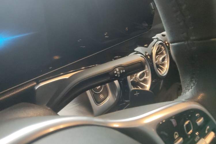 Used Mercedes-Benz GLB 2020 Facelift GLB 200 Fashion Edition Gear Lever