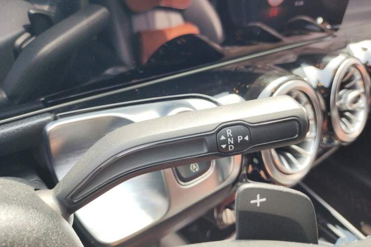 Used Mercedes-Benz GLB 2020 Updated GLB 200 Dynamic Edition Gear Lever