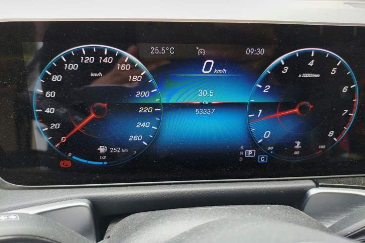 Used Mercedes-Benz GLB 2020 GLB 200 Stylish Edition Odometer Close Up