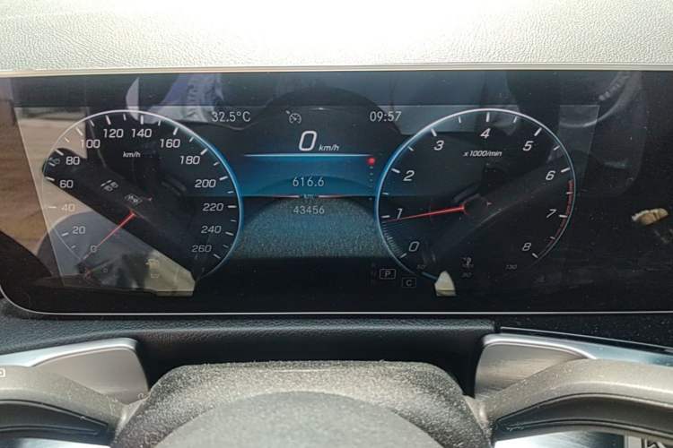 Used Mercedes-Benz GLB 2020 GLB 200 Dynamic Edition Odometer Close Up