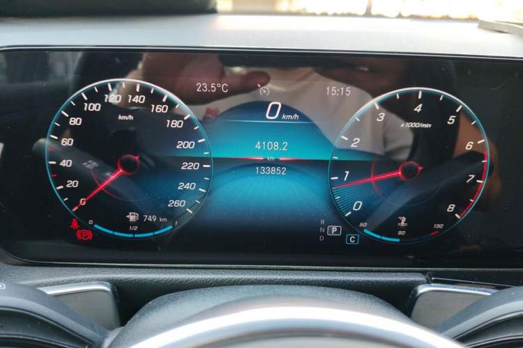 Used Mercedes-Benz GLB 2021 GLB 200 4MATIC Odometer Close Up
