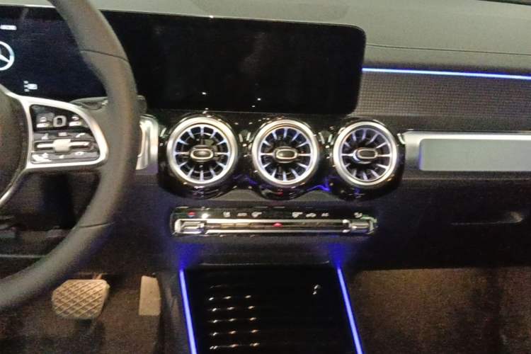 Used Mercedes-Benz GLB 2021 GLB 200 Dynamic Edition Audio And AC Panel