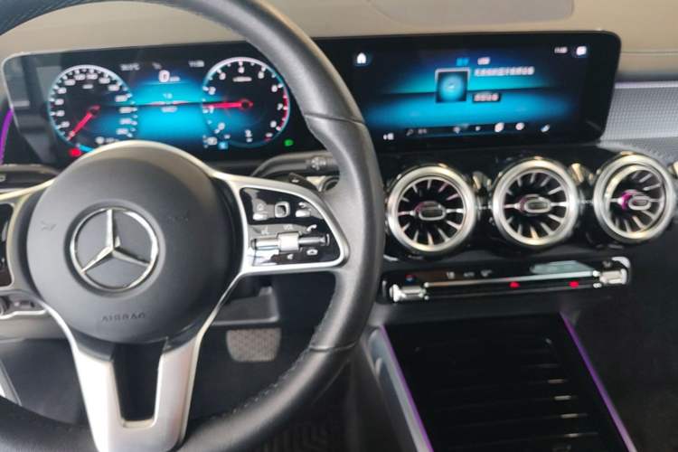 Used Mercedes-Benz GLB 2021 GLB 200 Fashion Model Center Console