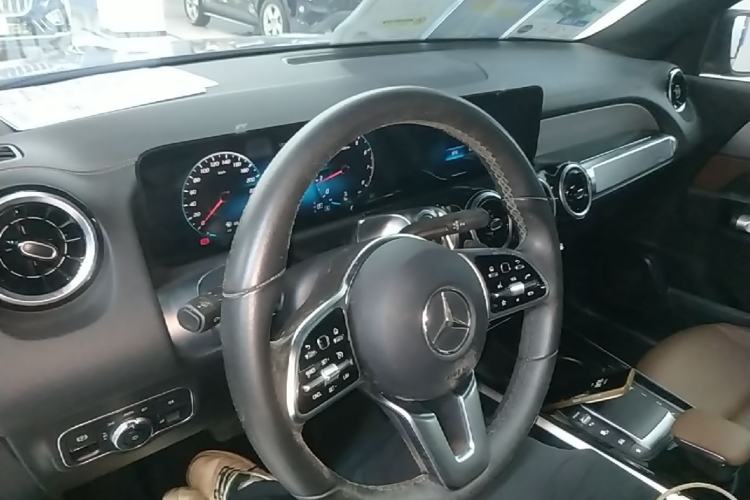 Used Mercedes-Benz GLB 2022 Second Facelift GLB 200 Fashion Edition Center Console