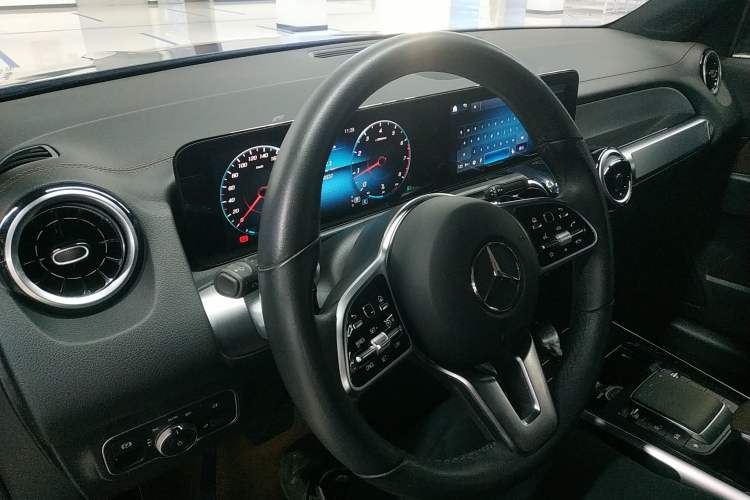 Used Mercedes-Benz GLB 2022 Second Facelift GLB 200 Fashion Edition Center Console