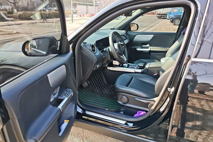 Used Mercedes-Benz GLB 2022 Second Facelift GLB 200 Fashion Edition Driver Seat