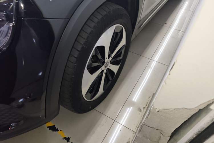 Used Mercedes-Benz GLB 2022 Updated GLB 200 Fashion Edition Left Front Wheel Hub