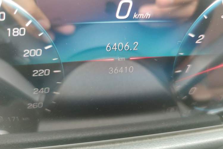 Used Mercedes-Benz GLB 2022 GLB 220 4MATIC Odometer Close Up