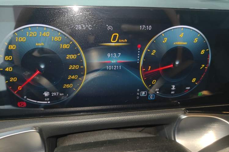 Used Mercedes-Benz GLB 2022 Second Facelift GLB 200 Fashion Edition Odometer Close Up