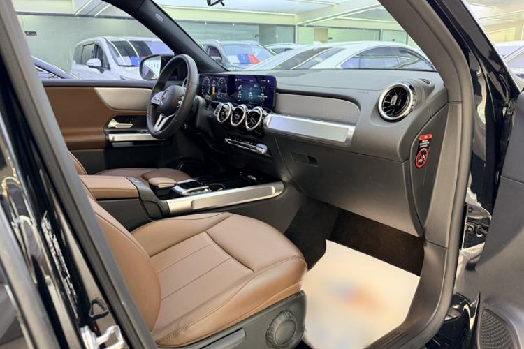Used Mercedes-Benz GLB 2022 Second Facelift GLB 200 Fashion Edition Right Front Seat