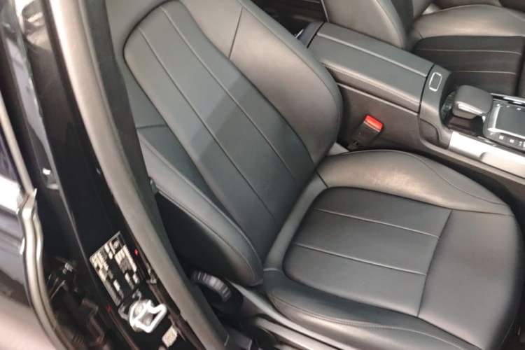Used Mercedes-Benz GLB 2022 Second Facelift GLB 200 Fashion Edition Right Front Seat