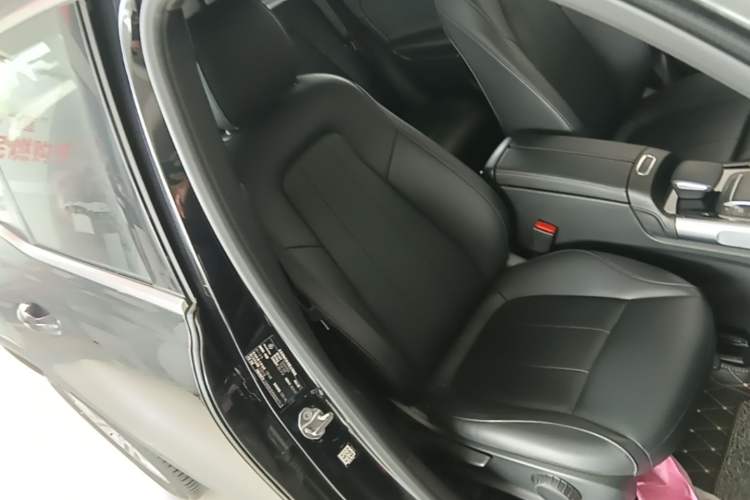 Used Mercedes-Benz GLB 2022 Second Facelift GLB 200 Dynamic Edition Right Front Seat