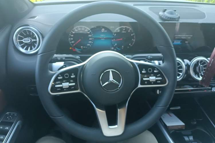 Used Mercedes-Benz GLB 2022 Updated GLB 200 Fashion Edition Steering Wheel
