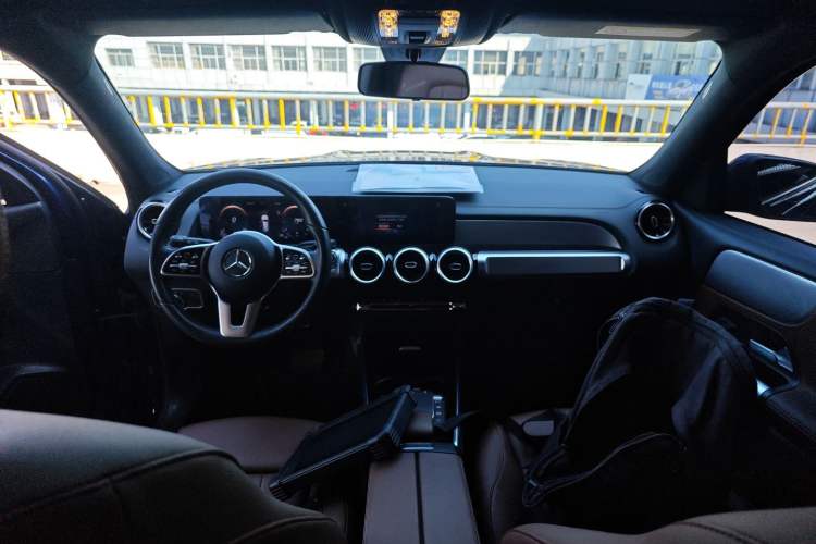 Used Mercedes-Benz GLB 2022 Second Facelift GLB 200 Fashion Edition Center Console