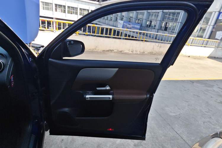 Used Mercedes-Benz GLB 2022 Second Facelift GLB 200 Fashion Edition Right Front Door Interior