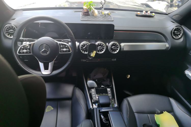 Used Mercedes-Benz GLB 2022 Second Facelift GLB 200 Fashion Edition Center Console