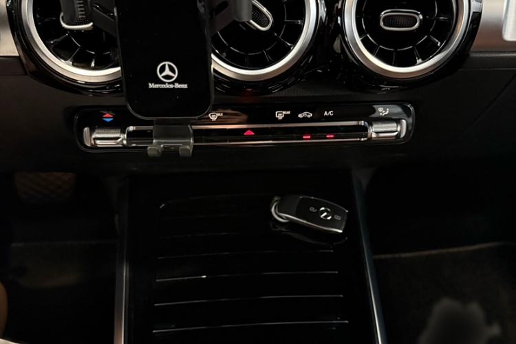 Used Mercedes-Benz GLB 2022 Second Facelift GLB 200 Dynamic Edition Interior 7