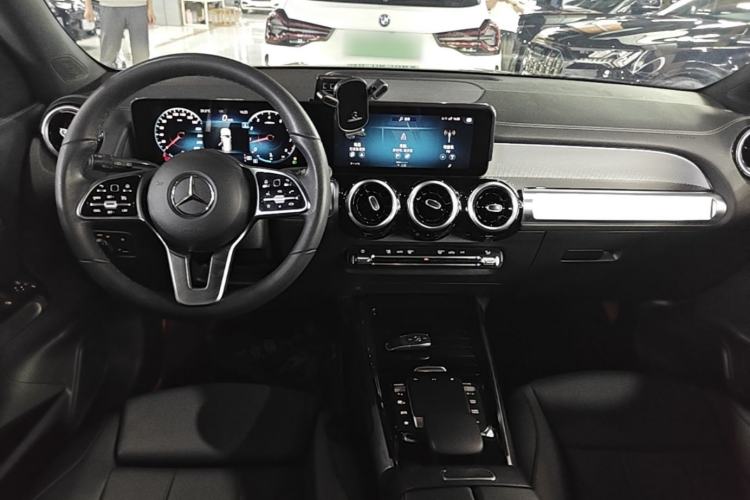 Used Mercedes-Benz GLB 2022 Second Facelift GLB 200 Fashion Edition Center Console