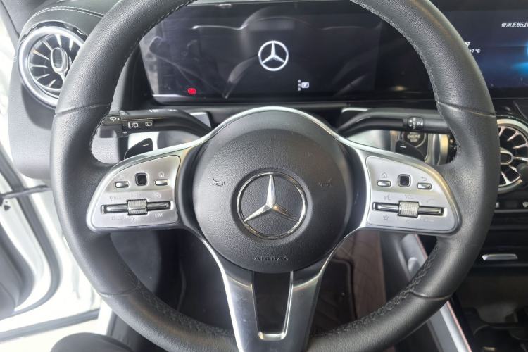 Used Mercedes-Benz GLB 2022 Second Facelift GLB 200 Dynamic Edition Interior 3
