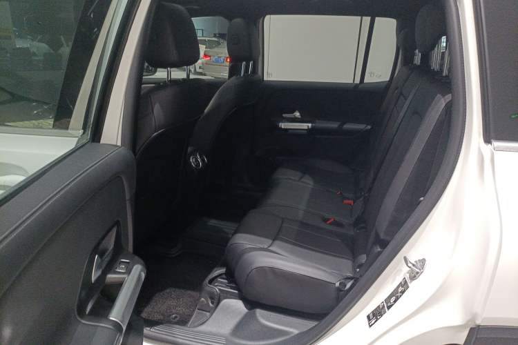 Used Mercedes-Benz GLB 2022 Second Facelift GLB 200 Fashion Edition Interior 4