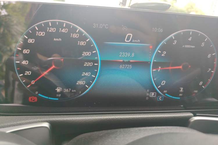 Used Mercedes-Benz GLB 2022 Updated GLB 200 Fashion Edition Odometer Close Up